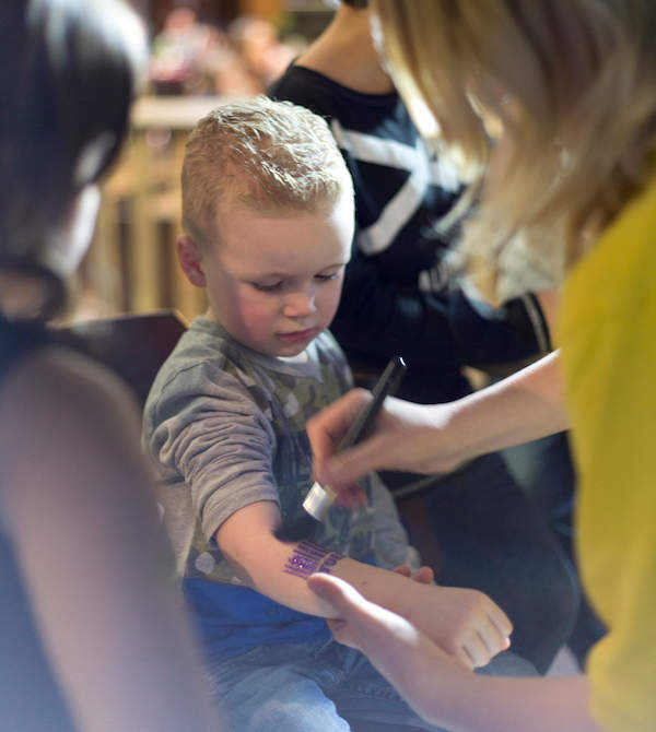 Laat een prachtige glitter tattoo zetten