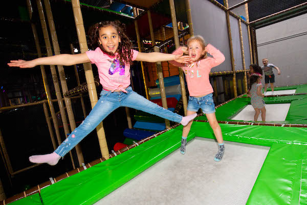 Springen op de trampoline