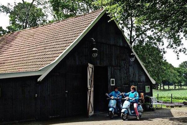 Motorette Vespa scooter verhuur Gelderland: Een gezellige picknick met de Vespa Scooter