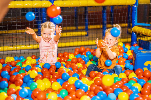 Kinderen spelen in ballenbak