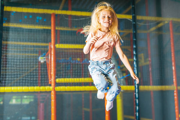 Meisje springt op trampoline