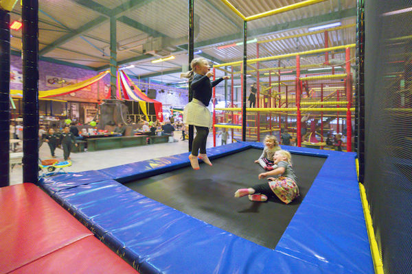 Samen springen op de trampoline