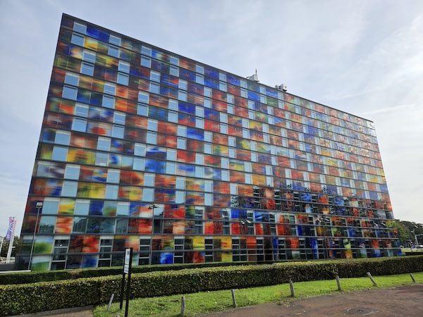 Beeld & Geluid Hilversum: Buitenaanzicht