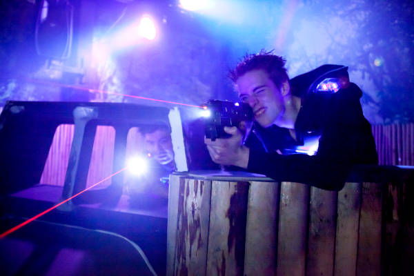 Twee jongens aan het lasergamen