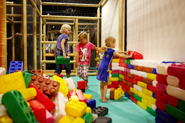 Kinderen spelen binnen met bouwblokken