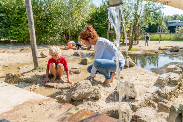 Kinderen spelen met water