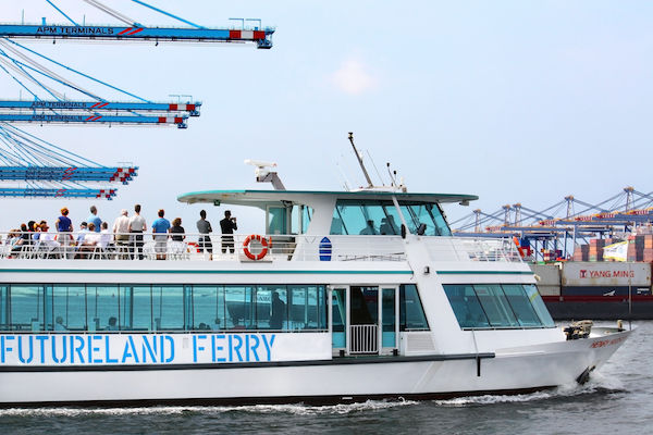Vaar met de ferry door de haven van Rotterdam