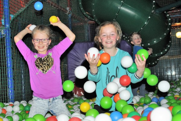 Neem je vrienden en vriendinnen mee in de ballenbak