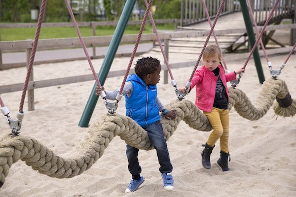 Schommelen op de familieschommel