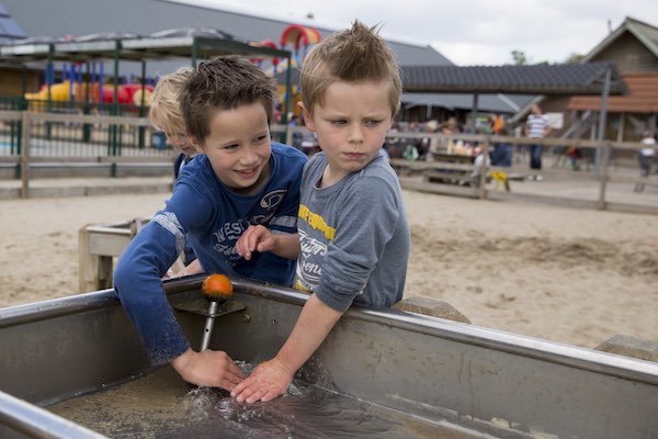 Spelen bij de waterspeelplaats