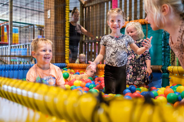 Kinderen in de ballenbak