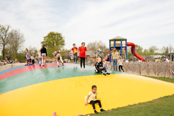 Springen op de airtrampoline