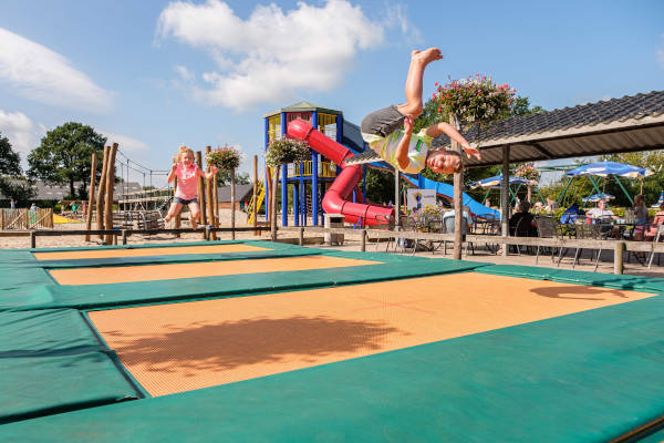 Kinderen springen op de trampoline