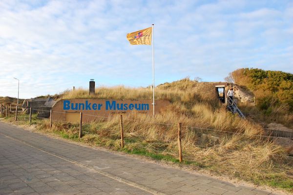 De bunkers bevinden zich op het terrein van twee bunkercomplexen uit de Duitse Atlantikwall