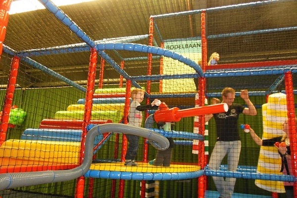 Ballen schieten vanuit de toren bij FunZone Dronten