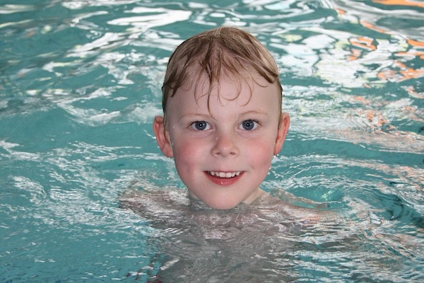 Samen met je vrienden en vriendinnen een duik nemen in het water