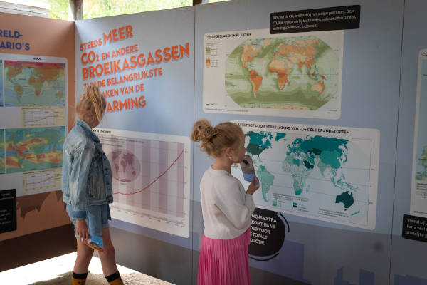 GeoFort: Kinderen bestuderen de kaarten