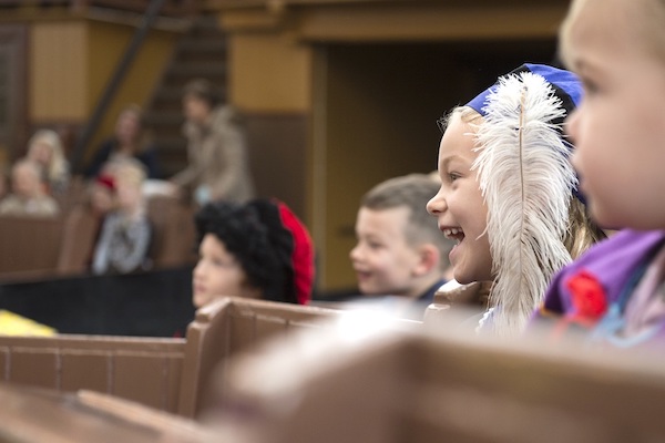 Kinderen bij Pakhuis van Sinterklaas