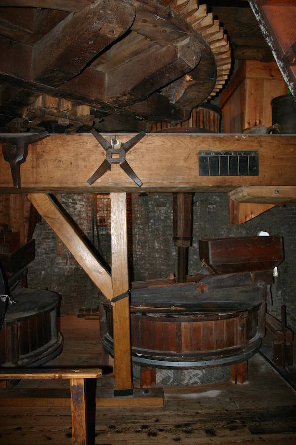 Molenmuseum De Valk: Interieur van de stellingkorenmolen