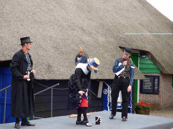 Klederdracht show bruidspaar
