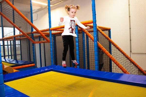 Springen op de trampoline