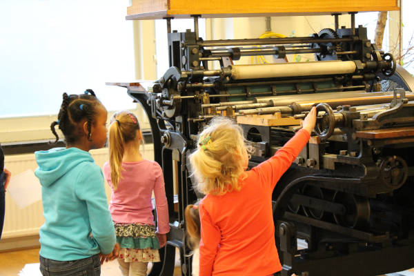 Nederlands Steendrukmuseum: Kinderen nemen een kijkje in het museum