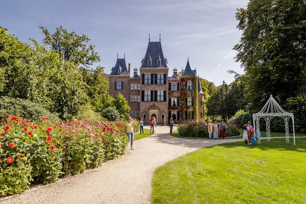 Dahlia bloemen bij het kasteel