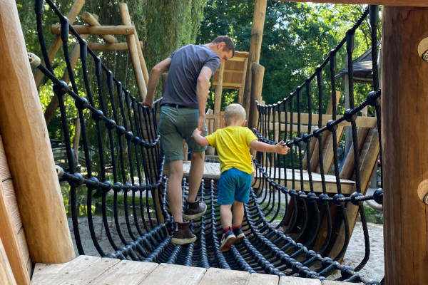 Speelpark de Splinter: Samen lopen op de klimbrug