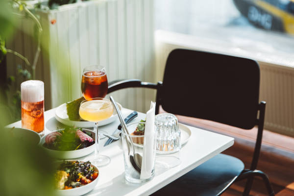 Een tafel vol eten en drinken