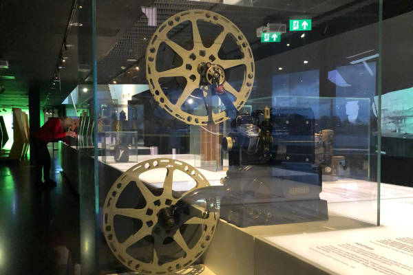 Camera achter het glas