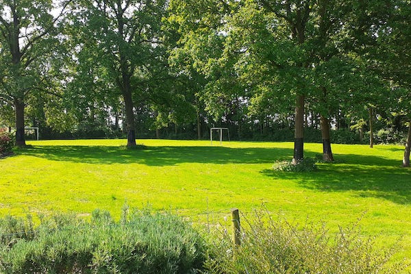 Bernissebad: Ligweide en voetbalveldje