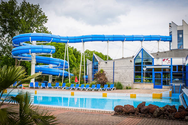 Zwem vanuit het recreatiebad zó het extra verwarmde buitenbad in