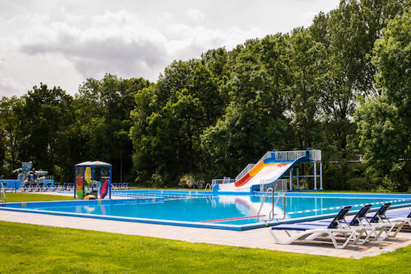 Geniet met mooi weer van het gehele buitenzwemparadijs