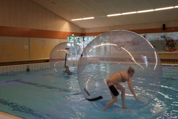 Spelen en rennen in de aquaballen