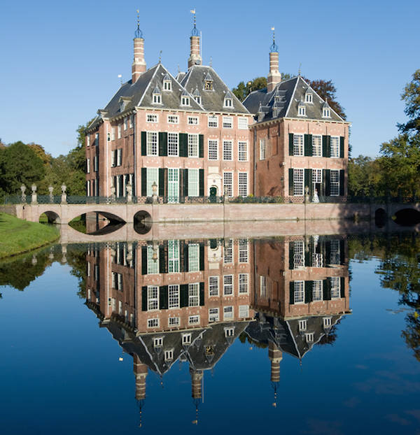 Het prachtige kasteel met spiegeling in het water