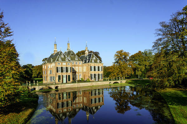 Het kasteel omgeven door een majestueuze vijver