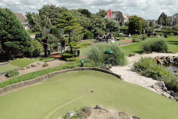 Gezellig druk op de midgetgolf banen