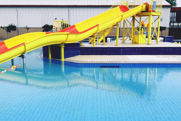 Zwembad het Polderbad: Roetsj van de glijbaan zo het water in