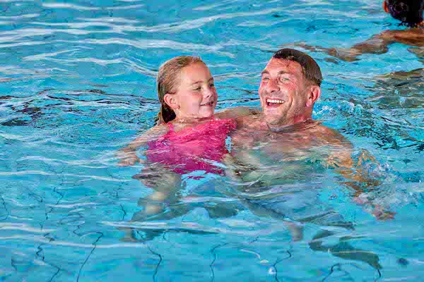 Samen waterpret hebben en heel de middag spetteren