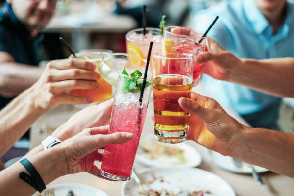 Cocktails drinken bij het eten