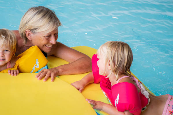 Liggen op de mat in het water