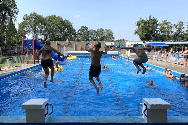 Kinderen springen het water in