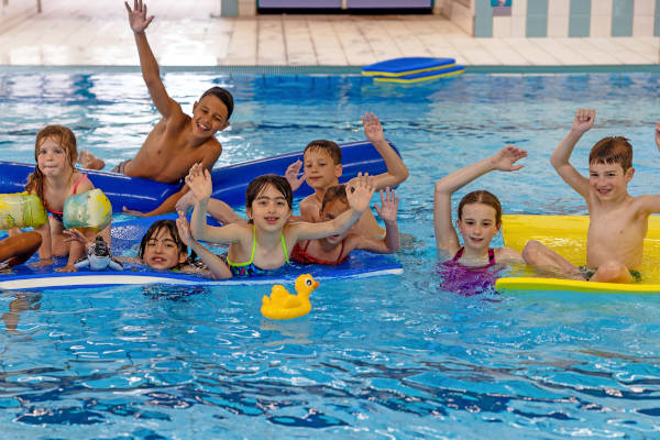 Zwembad De Swaneburg: Kinderen spelen op de matten