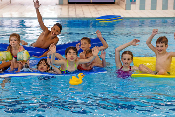 Kinderen spelen op de matten