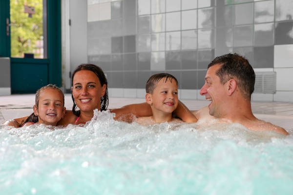 Zwembad De Swaneburg: Samen met het gezin in het bubbelbad