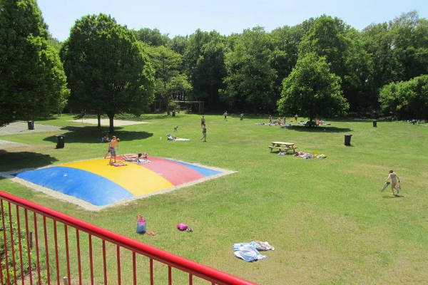 Zwembad Lemferdinge: Grasveld met een airtrampoline