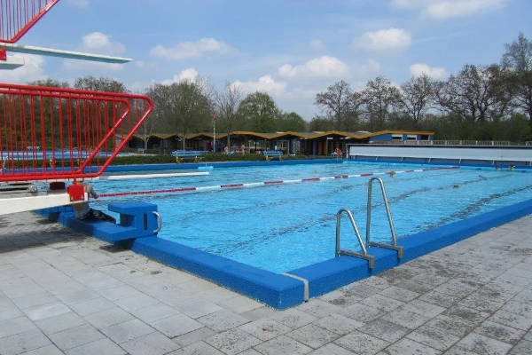Zwembad Lemferdinge: Diepe bad met duikplanken