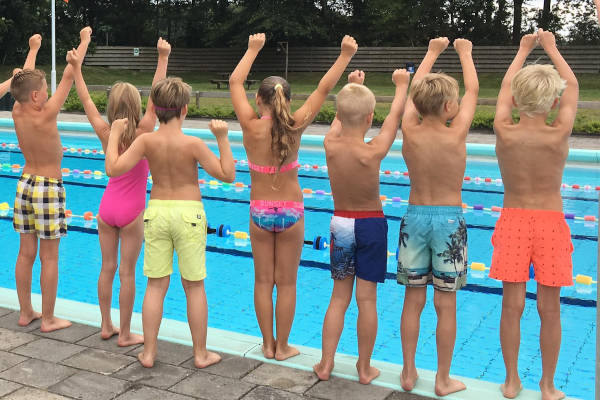 Kinderen bij zwembadrand