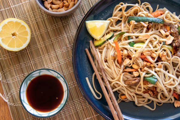 Wokgerecht geserveerd op tafel