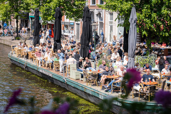 Genieten van het zonnetej op het terras in leiden